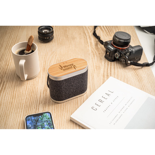 Caixa de Som Em Bambu e Poliéster Reciclado com Carregador de Indução Personalizada