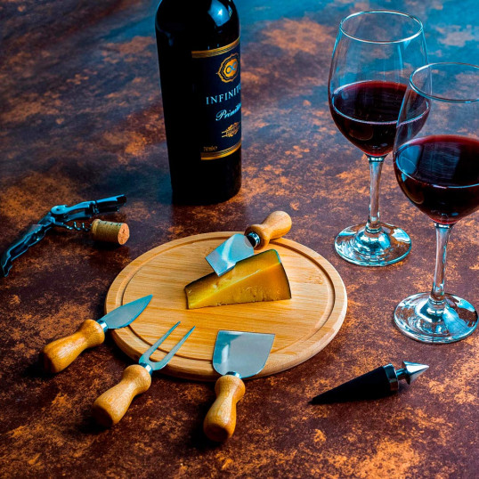 Kit Queijo e Vinho com Espaço Para Garrafa Personalizado 